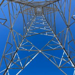 Torre eléctrica desde el suelo