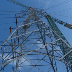 Torres eléctricas vistas desde el suelo